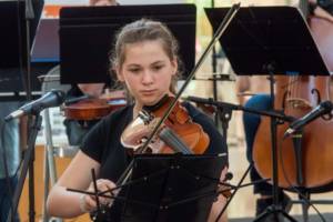 student taking violin classes in Miami
