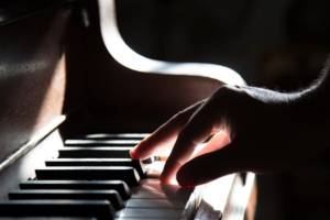 hand playing piano