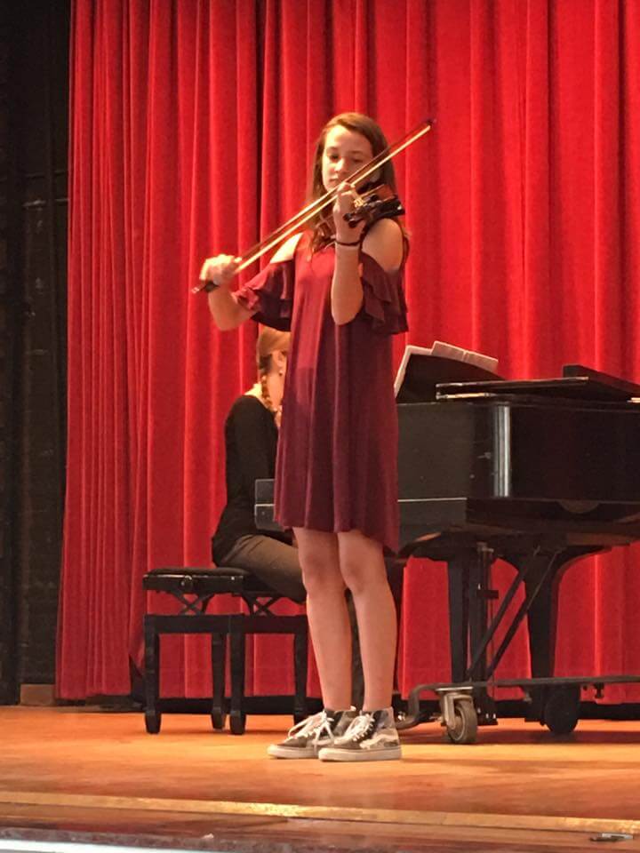 teenage girl taking violin lessons in Tampa